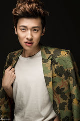 组图：纪子墨写真曝光 迷彩西服潮范儿十足