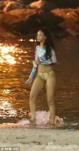 组图：蕾哈娜深夜赴海边派对 豹纹三角泳裤吸睛