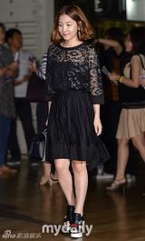 组图：韩星郑柔美出席首映 下衣失踪秀性感