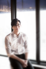 组图：崔丹尼尔戴眼镜儒雅绅士展笑颜