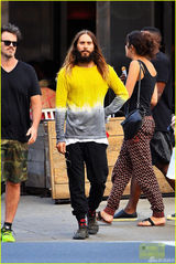 组图：莱托变身小太阳出街 长发飘逸男人味十足