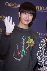 组图：周觅Amber宋茜同台卖萌放电 人气高涨