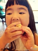 组图：做个安静的小吃货！姐姐Grace啃面包卖萌