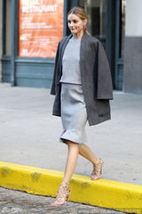 纽约名媛奥利维亚-帕勒莫灰裙踩细跟 流苏手包时尚(图)