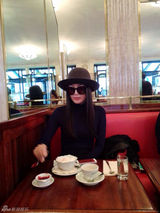 组图：秦岚拜访巴黎圣母院 花神咖啡馆品下午茶