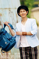 组图：何明翰阳光男孩写真青春明媚