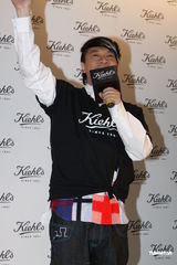 组图：蔡康永出席活动做慈善 现场签书与粉丝合影