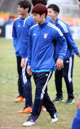 高清图：金俊秀任队长帅气踢球 金贤重等首场热身赛