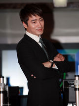 组图：李敏镐朴敏英具荷拉《城市猎人》公开拍摄