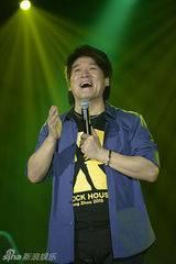 组图：周华健中央车站献首演 与观众开心互动