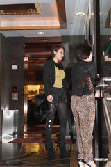 组图：赌王何鸿燊携三太亮相 与杨受成夫妇吃饭