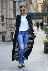 组图：米兰达破洞现身纽约演绎潮范儿辣妈