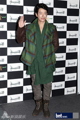 组图：金亨俊Jewelry等盛装出席首尔时装周