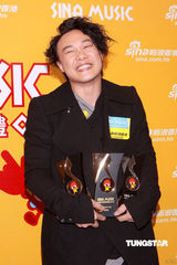 幻灯图：容祖儿陈奕迅等众艺人出席民意指数颁奖礼