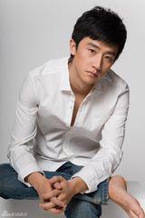 组图：新人黄轩最新写真 外形俊朗文舞兼备