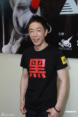 组图：古巨基变明星篮球队经理 阿sa为男友助威