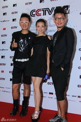 组图：音乐盛典后台群星秀奖杯