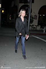 高清图：芮妮-齐薇格穿西装亮相 蹬麂皮鞋别样风情