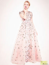 组图：娜奥米-沃兹裸色绣花裙登杂志 红唇性感气质优雅