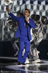 组图：罗比-威廉姆斯蓝西装复古 抢眼献唱全英