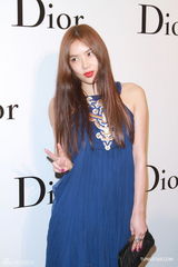 组图：乐基儿宽松长裙不谈孕事