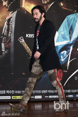 组图：严泰雄《刀与花》发布 CN正信正装帅气