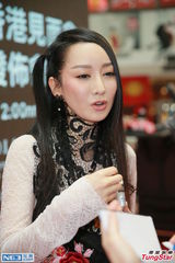 组图：萨顶顶个唱望邀陈奕迅 打算未来定居香港