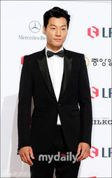 组图：李天熙百想酷劲十足 蝴蝶领结干练