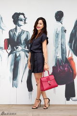 组图：张东健爱妻高小英着迷你裙秀美腿