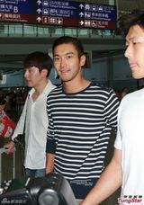 组图：崔始源低调现身香港 留胡茬显熟男魅力