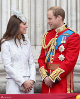 组图：英皇室齐聚为女王庆生 凯特威廉对视甜蜜