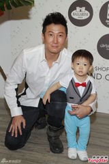 组图：洪天明周家蔚盼追女 佘诗曼怕照顾小朋友