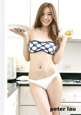 组图：宅男女神周韦彤现身德法赛场 大秀玉腿