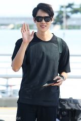 组图：韩星柳演锡现身机场 休闲黑装魅力足