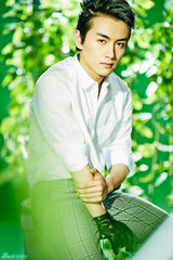 组图：陈晓【演员】白色衬衫阳光帅气 绿植环绕清爽一夏