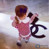 组图：澳洲2岁大眼萝莉奢靡生活照 直升机代步