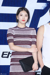 独家：崔丹尼尔宣传新片戴眼镜似哈利波特