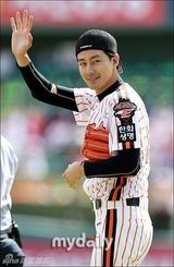 组图：赵寅成为棒球赛开球 李光洙欢喜助威