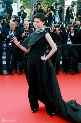 组图：李宇春黑袍霸气现身 暮光女裤装帅气十足