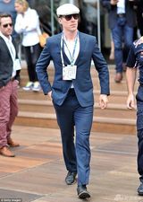 组图：F1太子女抱爱女挺车赛 卷福帅气现身观战