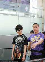 组图：李宇春戛纳归来心情靓 黑超遮面显酷帅