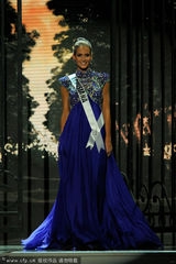 组图：新科美国小姐出炉 51佳丽泳装争艳