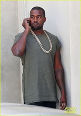 组图：坎耶反穿衣带大金链开名车土豪范儿