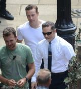 组图：《传奇》汤姆哈迪饰双胞胎 帅气替身乱真