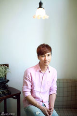 组图：丁祥威曝最新写真 粉色衬衫化身优雅型男