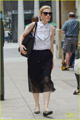 组图：布兰切特黑色纱裙现身 背大包显吃力