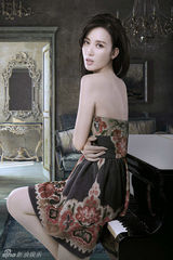 组图：张萌唯美写真 露性感香肩妩媚动人