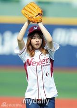 组图：韩星JUNIEL任开球嘉宾 啦啦队性感走光