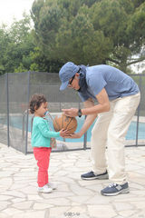 组图：刘烨法国豪宅曝光 与妻子孩子泳池嬉戏