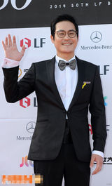 组图：金成均领结别致 眼镜相衬亲和力足